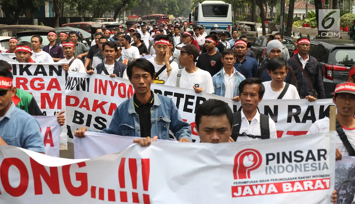 Peternak ayam membentangkan spanduk saat menggelar aksi di depan Kementerian Koordinator Bidang Perekonomian, Jakarta, Kamis (5/9/2019). Ratusan peternak ayam menuntut pemerintah turun tangan menyelesaikan permasalahan harga ayam hidup di tingkat peternak yang kembali anjlok. (Liputan6.com/Angga Yun