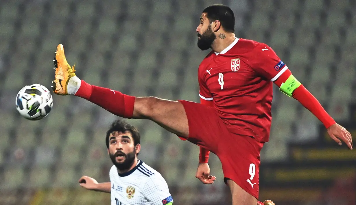 Aleksandar Mitrovic. Striker Serbia berusia 26 tahun yang memperkuat Fulham ini mampu mencetak 10 gol selama fase kualifikasi. Sayang, kinerja positifnya tidak mampu membawa Serbia lolos ke putaran final. (AFP/Andrej Isakovic)