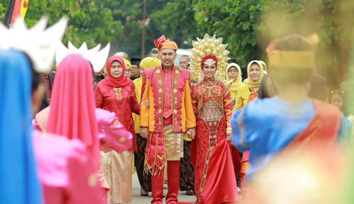 Artis yang memulai kariernya dari acara Lenong Bocah tahun 90-an, Chika Waode menggugat cerai suaminya, Fajri Fauzi. Chika mengajukan gugatan cerai Pengadilan Agama Jakarta Barat tanggal 3 Maret silam. (Instagram/cqawaode)