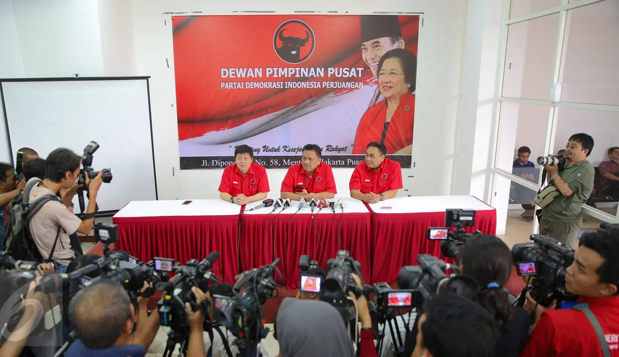 Ketua Fraksi PDIP Olly Dondokambey (tengah) memberikan keterangan pers usai rapat koordinasi di DPP PDIP, Jakarta, Kamis (17/9/2015). Dalam rapat Megawati meminta kepada fraksi untuk turun ke bawah sukseskan pilkada serentak. (Liputan6.com/Faizal Fanani)