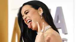 Katy Perry berpose  saat menghadiri The 56th Annual CMA Awards di Bridgestone Arena di Nashville, Tennessee pada 9 November 2022. Perry mengenakan rambut ravennya yang terbelah di tengah dan mengalir di bahunya. (Jason Kempin/Getty Images/AFP)