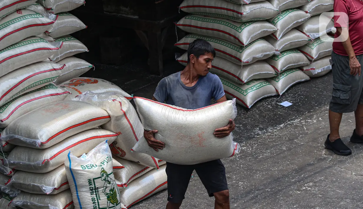 Harga beras medium hari ini tembus Rp13.160 per kilogram atau naik 0,15 persen dari hari sebelumnya. (Liputan6.com/Angga Yuniar)