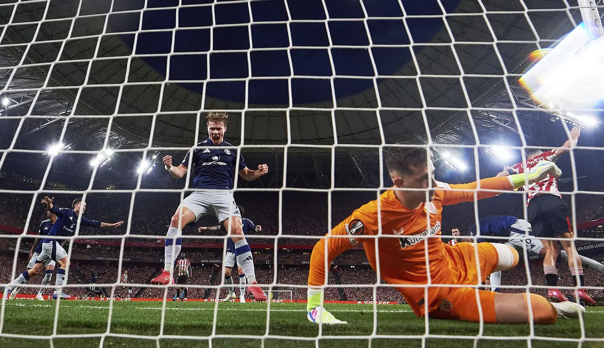 Pemain Manchester United, Rasmus Hojlund (kiri) merayakan gol yang dicetak oleh Casemiro ke gawang Athletic Bilbao dalam laga leg 1 semifinal Liga Europa 2024/2025 di San Mames Stadium, Bilbao, Spanyol, Kamis (01/05/2025) waktu setempat. (AP Photo/Miguel Oses)