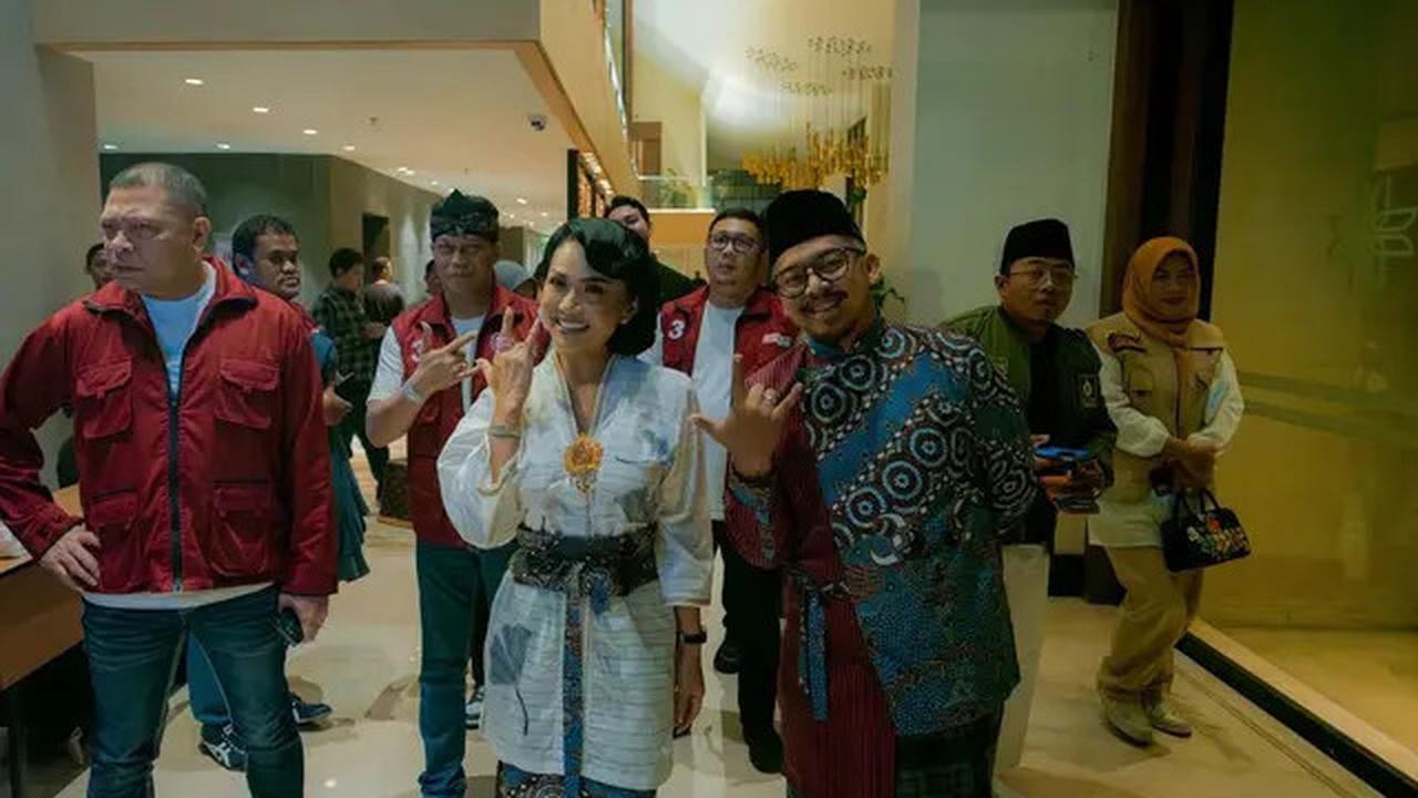 6 Potret Krisdayanti Pakai Mawar Ungu di Debat Pilkada 2024, Raul Lemos Berjaket Merah Curi Perhatian