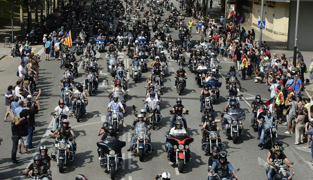 Ribuan pengendara dan penggemar motor besar dari seluruh Eropa berkumpul di jalanan ibukota Catalan untuk merayakan Barcelona Harley Days 2014, (6/7/2014). (AFP PHOTO/Josep Lago)