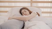 Ilustrasi perempuan tidur dengan bantal satin. (c) tirachardz/Freepik.com