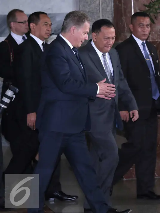 Gubernur Bank Indonesia (BI) Agus Martowardojo berbincang dengan Presiden Finlandia Sauli Niinisto, Jakarta (4/11). Dalam kunjungan tersebut gubernur BI membahas persoalan Ekonomi antara kedua negara untuk menjalin kerjasama. (Liputan6.com/Angga Yuniar)