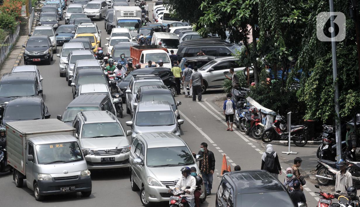 Sejumlah kendaraan mengantre masuk ke Pasar Pramuka, Jakarta, Senin (16/3/2020). Pasar Pramuka diserbu pembeli yang mencari masker guna mengantisipasi virus Corona Covid-19, membuat sebagian badan jalan dimanfaatkan sebagai parkiran sehingga menyebabkan kemacetan panjang. (merdeka.com/Iqbal Nugroho)