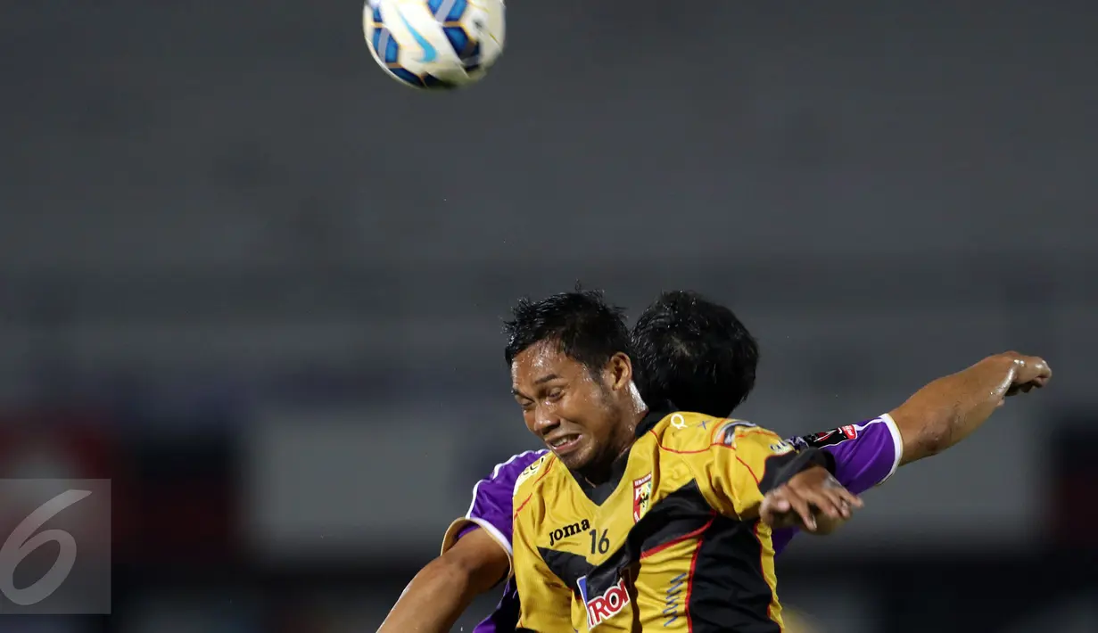 Pesepakbola Mitra Kukar, Syaifullah Maulana menahan pergerakan pemain Persita di turnamen Piala Presiden 2015 di Stadion I Wayan Dipta, Gianyar, Bali, Minggu (30/8/2015). Mitra Kukar menahan imbang Persita 0-0. (Liputan6.com/helmi Fithriansyah)