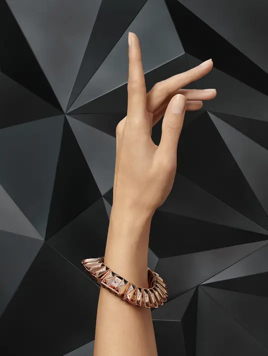 Cartier Libre terinspirasi dari batu kristal dan gelang berlian yang dibuat pada tahun 1930an dan dikenakan oleh Gloria Swanson. Koleksi ini edisi terbatas, karya keempat yang tersedia dalam 3 versi berdasarkan palet warna ikonis Cartier. Foto: Document/Cartier.