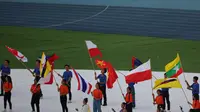 Bendera Indonesia yang dipasang terbalik pada rangkaian acara pembukaan SEA Games 2023 di Stadio Morodok Techo, Phnom Penh, Kamboja, Jumat (5/5/2023) petang WIB. (Bola.com/Abdul Aziz)