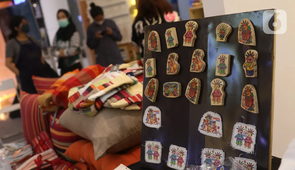 Kerajinan tangan rumahan dipamerkan dalam pameran Creative Culture Home di Sumarecon Mal Serpong, Tangerang, Banten, Selasa (27/10/2020). Pameran ini digelar guna mendukung para pelaku seni tetap kreatif dan produktif dalam berkarya di masa pandemi COVID-19. (Liputan6.com/Angga Yuniar)