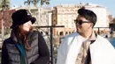Di Disneysea Tokyo, pasangan ini bertukar warna outfit. Aaliyah tampil kece dengan puffy jacket hitam dan celana lateks. Sedangkan Thariq kenakan jaket cokelat di bawah puffy jacket putih dan celana putih [@aaliyah.massaid]