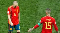 Gelandang timnas Spanyol, Andres Iniesta meninggalkan lapangan setelah babak 16 besar Piala Dunia 2018 melawan Rusia di Stadion Luzhniki, Minggu (1/7). Rusia memaksa Spanyol pulang lebih awal setelah kalah adu penalti 4-3. (AP/David Vincent)