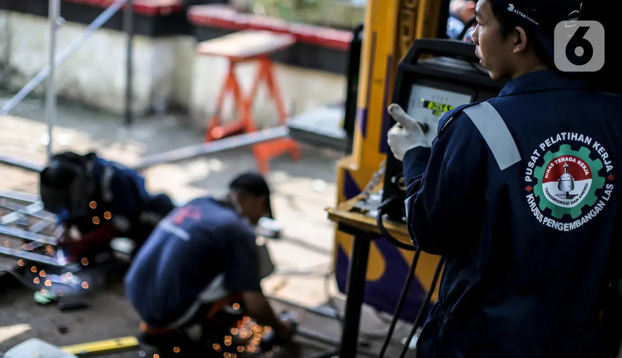 Sejumlah peserta mengikuti pelatihan pengelasan dengan sistem jemput bola (mobile training unit/MTU) yang digelar Pusat Pelatihan Kerja Khusus Pengembangan Las (PPKKPL) di halaman Kantor Kelurahan Pancoran, Jakarta, Kamis (15/9/2022). Kegiatan yang dilaksanakan selama kurang lebih selama satu bulan ini untuk memberikan keterampilan dan meningkatkan keahlian sekaligus sebagai upaya menekan angka pengangguran. (Liputan6.com/Faizal Fanani)