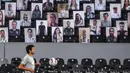 Foto-foto pendukung Vitoria Guimaraes mengisi kursi Stadion Dom Afonso Henriques, Guimaraes, Kamis (4/6/2020) waktu setempat. Kompetisi Liga Portugal dilanjutkan dengan aturan tanpa ada penonton di setiap pertandingan. (AFP/Hugo Delgado/pool)