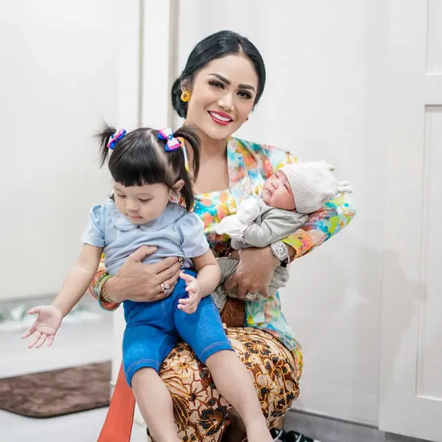 Penuh Kebahagiaan, Ini 6 Potret Kris Dayanti Bareng Kedua Cucunya