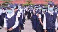 Ratusan siswa SMPN-1 Sampit, Kab. Kotawaringin Timur, Kalteng, mengenakan masker untuk menghindari kabut asap ketika berlangsungnya upacara. (Antara)