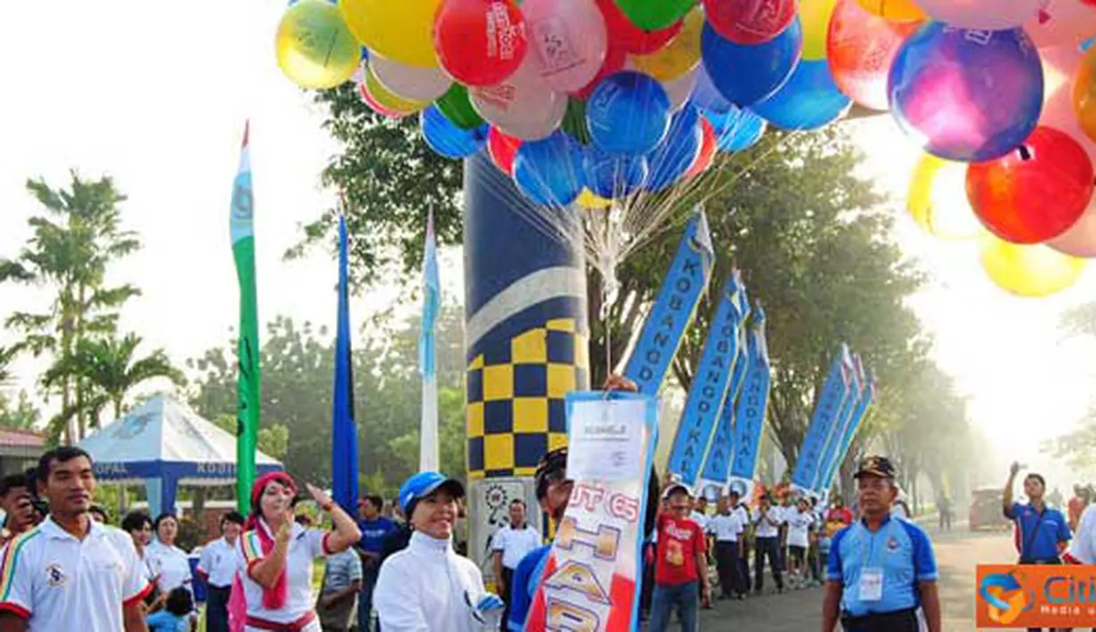 Citizen6, Surabaya: Dankobangdikal lepas balon berhadiah sebelum start fun bike hardikal ke-65. (Pengirim: Penerangan Kobangdikal)