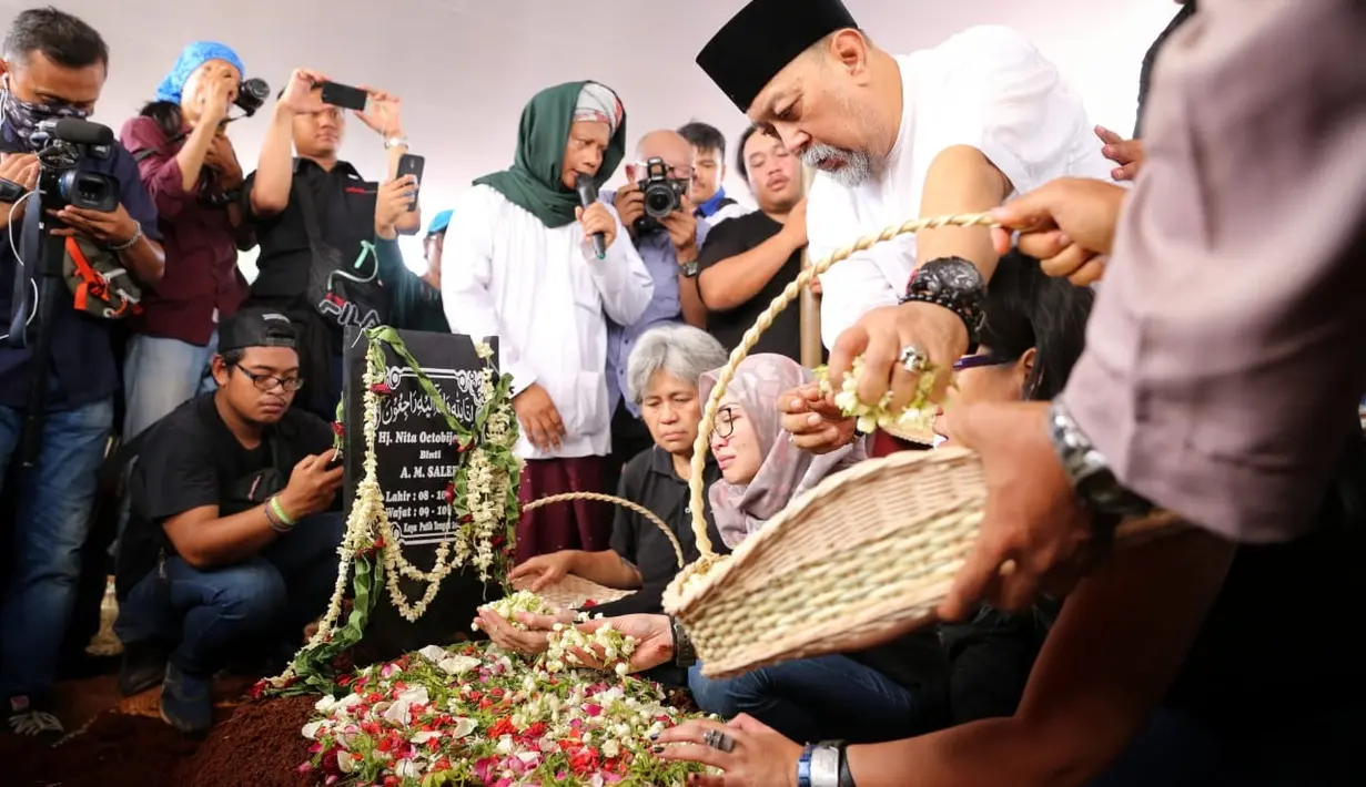 Suasana Pemakaman Istri Indro Warkop