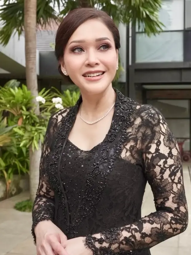 Model Kebaya Hitam Maia Estianty