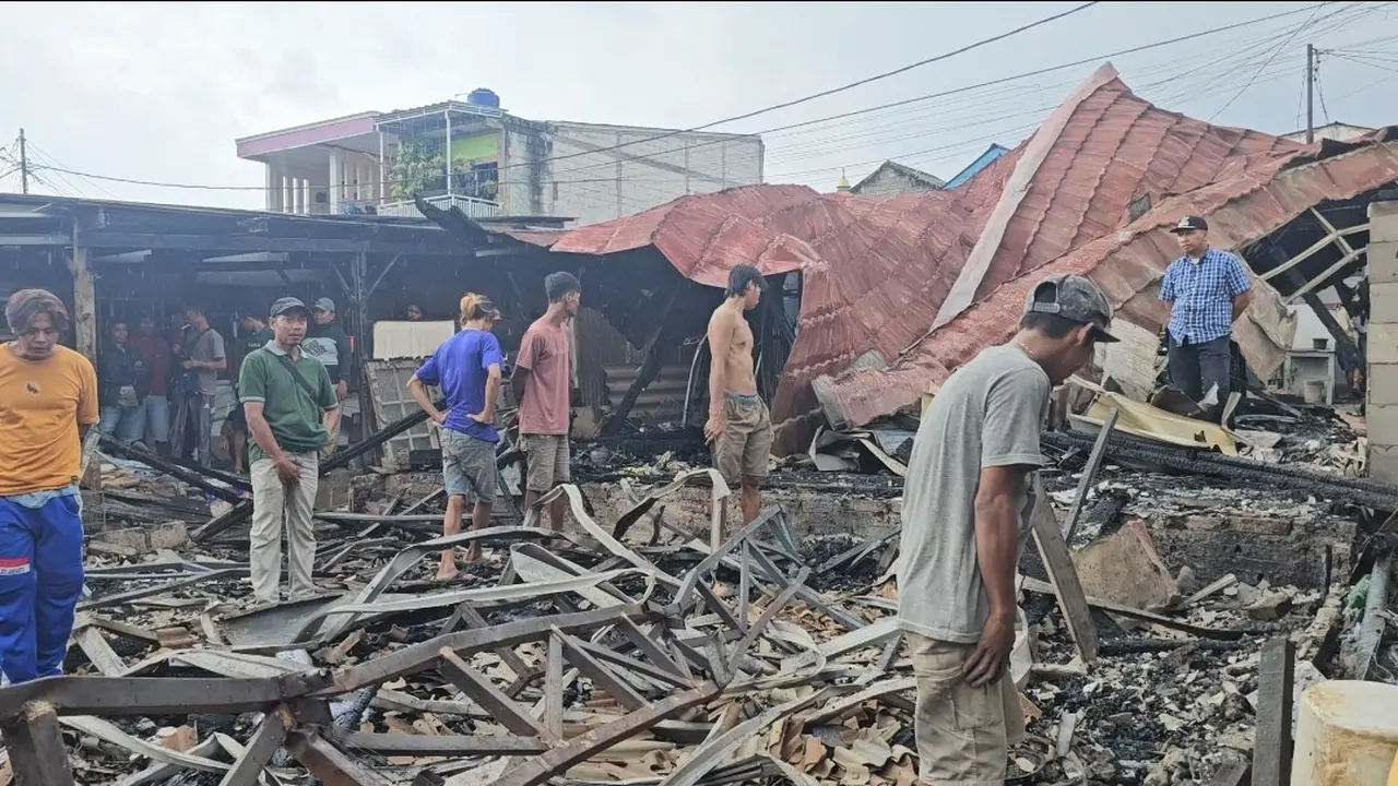 Kebakaran melanda gudang dan mess pekerja di Jalan Bengkel Cisalak Pasar, Cimanggis, Depok, Kamis.