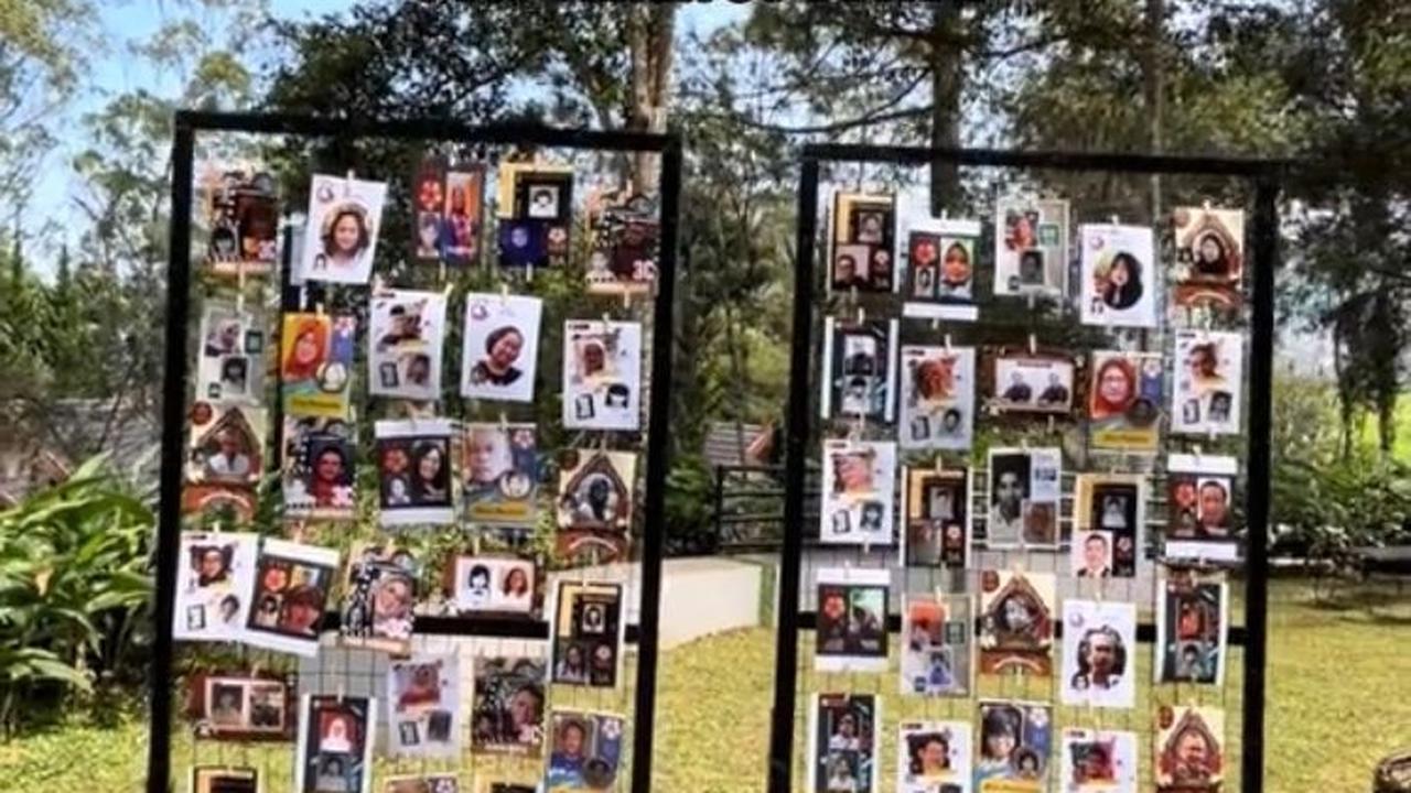 Pada reuni ini, ada juga foto transformasi dulu dan kini para alumni yang hadir. Dari sini, mereka bisa bernostalgia dengan foto masa muda.