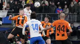 Pemain Barcelona, Robert Lewandowski, berusaha mencetak gol ke gawang Shakhtar Donetsk dalam duel matchday 4 Grup H Liga Champions 2023/2024 di Volksparkstadion, Hamburg, Rabu (8/11/2023). Lewandowski bermain penuh sebagai ujung tombak Barcelona. Namun, seperti di beberapa laga sebelumnya, dia tak mampu mencetak gol untuk Barca. (AP Photo/Matthias Schrader)