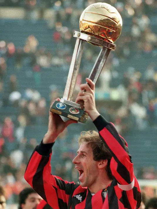 6. Franco Baresi (AC Milan) - Selain nomor tiga, AC Milan juga memensiunkan nomor enam milik salah satu bek tengah terbaiknya. Pemain berjuluk Piscinin ini sukses mempersembahkan 18 trofi untuk I Rosonerri di berbagai ajang. (AFP/Kazuhiro Nogi)