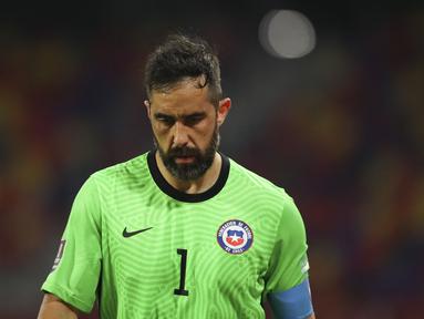 Claudio Bravo harus absen dari Piala Dunia 2022 setelah Chile finis di urutan ketujuh pada babak kulifikasi zona Conmebol (Amerika Selatan) lalu. Padahal, edisi ini diperkirakan merupakan penampilan terakhirnya di Piala Dunia mengingat umurnya yang telah menginjak 33 tahun. Bravo tercatat merupakan salah satu kiper terbaik dari Amerika Selatan. Ia pernah membawa Chile juara Copa America sebanyak dua kali. Selain itu, di level klub, ia juga pernah membela klub top Eropa seperti Barcelona dan Manchester CIty. (AFP/Agustin Marcarian)