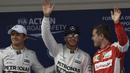 Lewis Hamilton (tengah) tampil tercepat di sesi kualifikasi GP China yang berlangsung di Sirkuit Internasional Shanghai, Sabtu (11/4/2015) sore WIB.(AFP PHOTO/FRED DUFOUR)