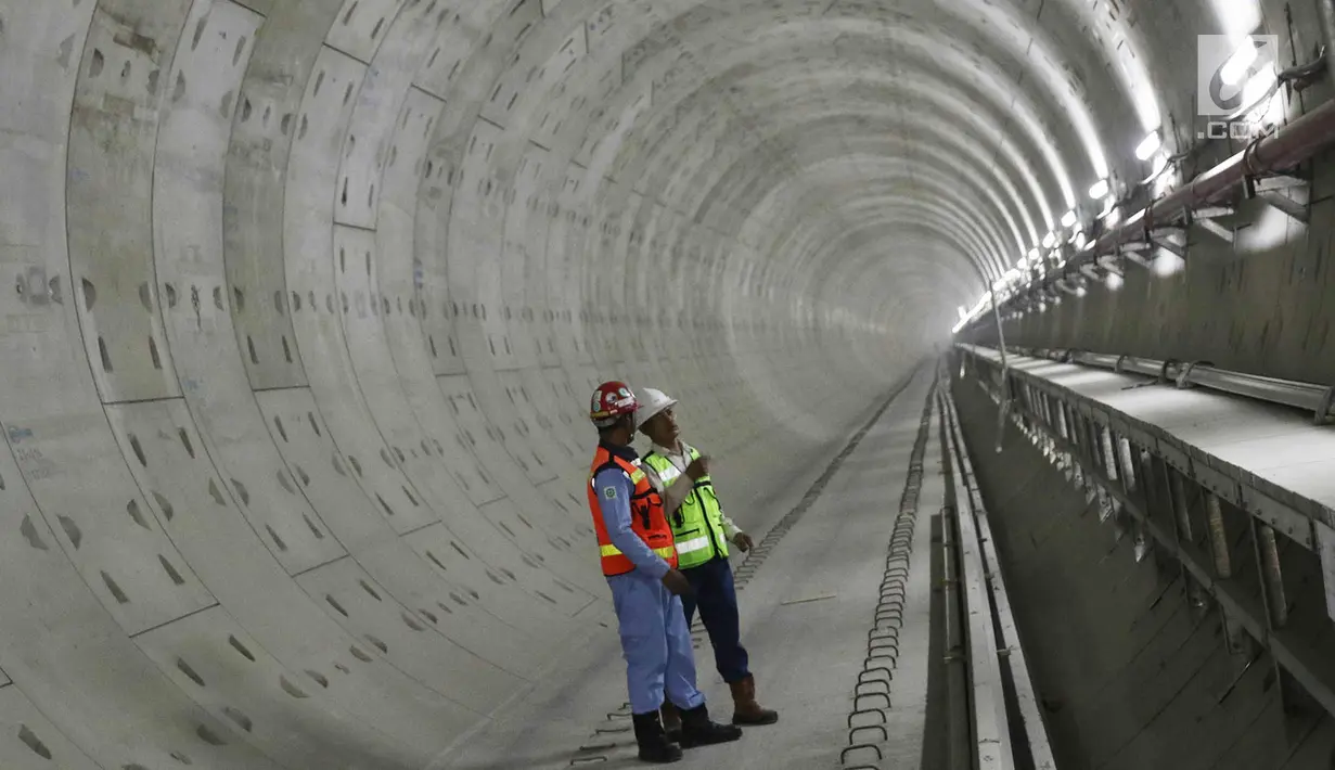 Pekerja berbincang di lokasi pembangunan proyek Mass Rapid Transit (MRT) di Jakarta, Kamis (19/10). Pembangunan MRT fase 1 (Lebak Bulus-Bundaran HI) per September 2017 telah mencapai 80,5 persen. (Liputan6.com/Immanuel Antonius)