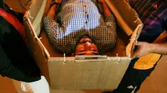  Elio Angulo saat mencoba ukuran peti mati dari karton di kamar mayat di Valencia, negara bagian Carabobo, Venezuela, Kakis (25/08). Krisis peti mati telah menjadi begitu menyedihkan. (REUTERS/Marco Bello).