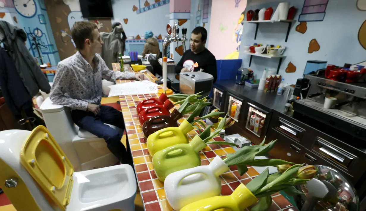 Sejumlah Vas bunga terlihat di Kafe Crazy Toilet di pusat kota Moskow, Rusia (30/10/2015). Cafe ini dibuka tiap hari jumat dan menyajikan beberapa makanan untuk para tamu dengan peralatan yang ada di kamar mandi kecil. (REUTERS/Sergei Karpukhin)
