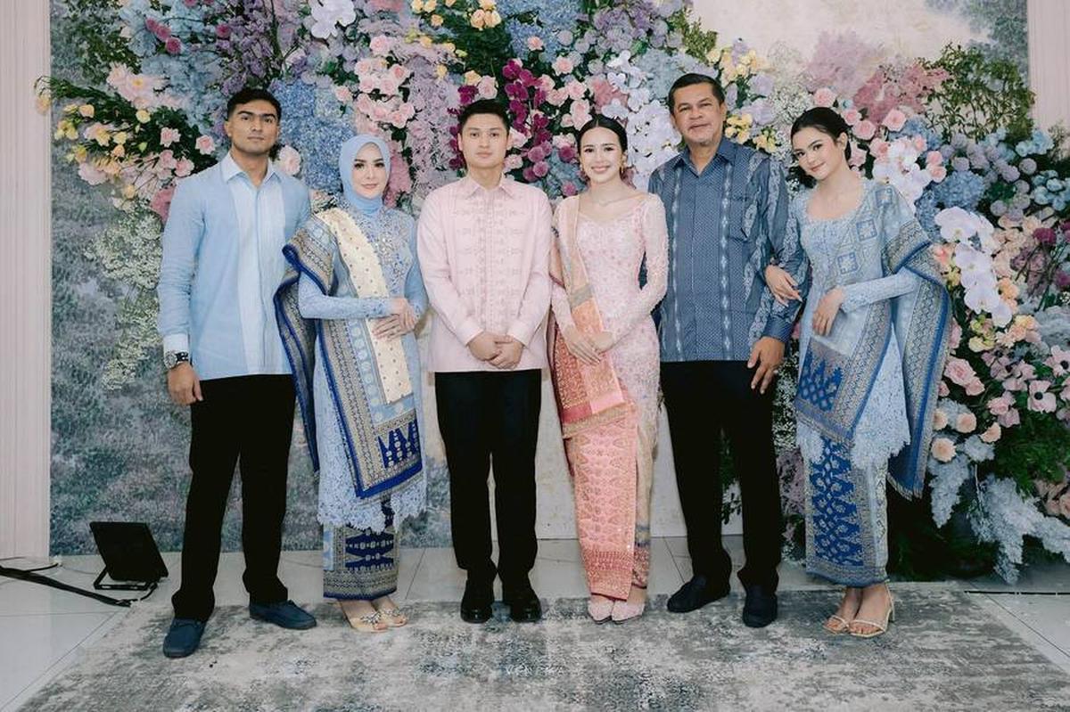 Di kolom komentar unggahan tersebut, banyak yang mendoakan agar Teuku Atha segera menemukan jodohnya dan merasakan kebahagiaan seperti yang dialami oleh sang adik.<br>