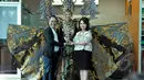 Elvira Devinamira (tengah) berpose dengan kostum Nasional Kostum "Chronicle of Borobudur" bersama Designer National Costume Dynand Fariz (kiri) dan Putri Kuswisnuwardani (kanan) di Jakarta, Senin (2/2/2015). (Liputan6.com/Panji Diksana)