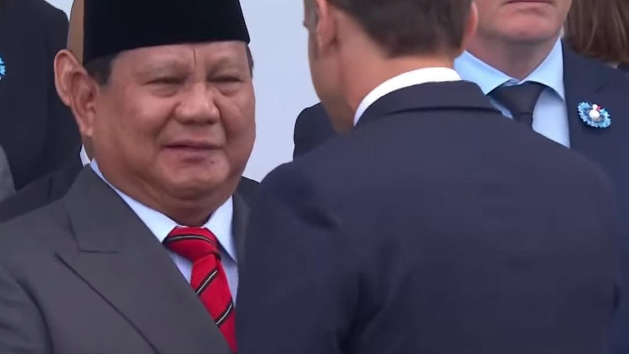 Presiden Macron Peluk Prabowo saat Hadiri Bastille Day di Paris