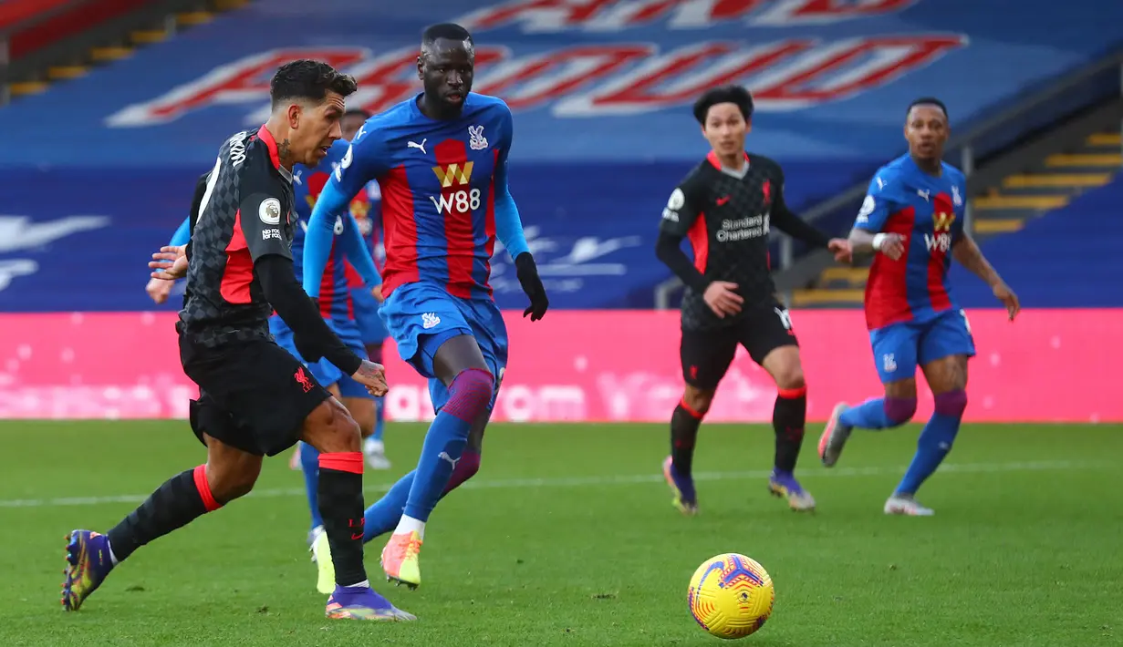 Penyerang Liverpool, Roberto Firmino, berusaha melepaskan tendangan ke gawang Crystal Palace pada laga lanjutan Liga Inggris di Selhurst Park Stadium, Sabtu (19/12/2020) malam WIB. Liverpool menang 7-0 atas Crystal Palace. (AFP/Adam Davy/pool)
