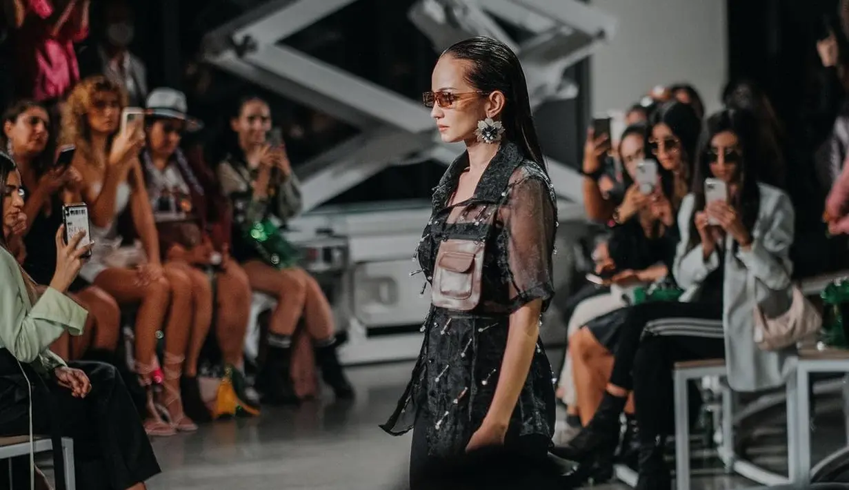 Bahkan, Enzy Storia menjadi sorotan netizen usai tampil dalam runway New York Fashion Week 2022. (FOTO: instagram.com/enzystoria)