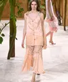 Seorang model mengenakan busana sebagai bagian dari koleksi Chanel Haute Couture Musim Gugur/Musim Dingin 2026-2027 untuk Wanita yang dipresentasikan di Paris, Selasa, 7 Juli 2026. (AP Photo/Emma Da Silva)
