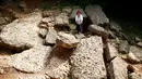 Dr. Osmanagic berdiri di tengah bebatuan di "Piramida Matahari Bosnia" di kota Visoko, Bosnia dan Herzegovina, (27/7). Piramida Matahari ini diklaim dari penemuan bukit menyerupai piramida oleh Dr. Osmanagic pada 2005. (REUTERS/Dado Ruvic)