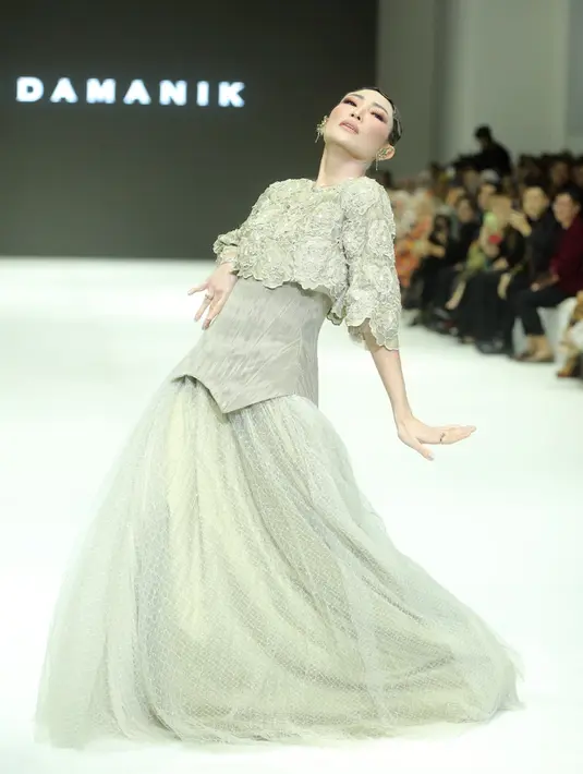 Kontras dengan penampilannya yang anggun, Ayu Dewi justru tampil centil saat berlenggak-lenggok di atas runway.  Totalitas! [Fimela/Bambang E. Ros]