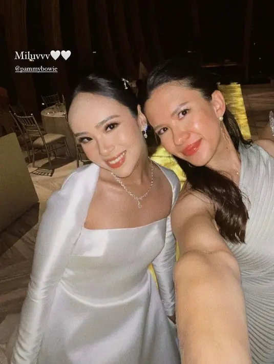 Di malam resepsi, ia mengubah tampilannya dengan gaun lipit warna broken white. [Instagram/michellejoan]