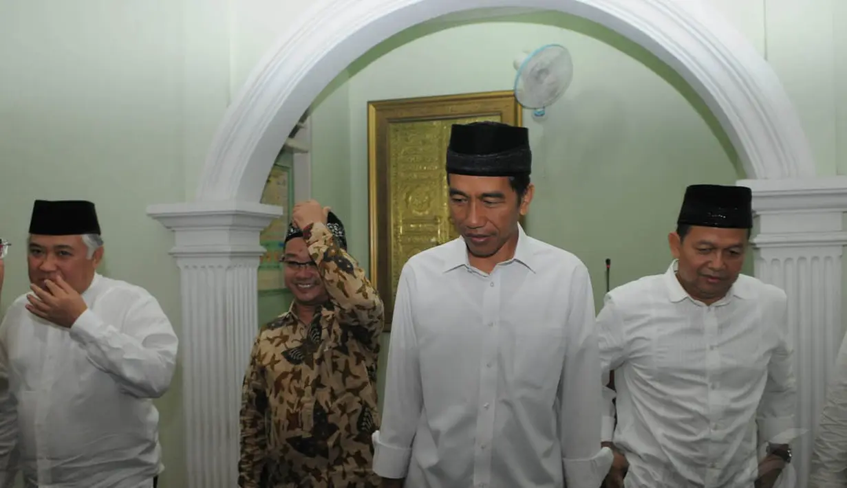 Dalam kunjungannya Jokowi salat bersama dengan sejumlah tokoh Muhammadiyah di Mesjid  yang terletak di belakang kantor. Jakarta (11/7/14) (Liputan6.com/Herman Zakharia)