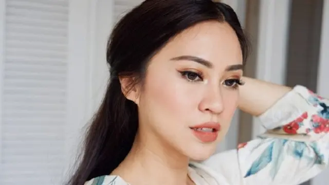 [Bintang] Tampil Glowing dengan Earthy Tone Makeup Andalan Tyna Kanna Mirdad