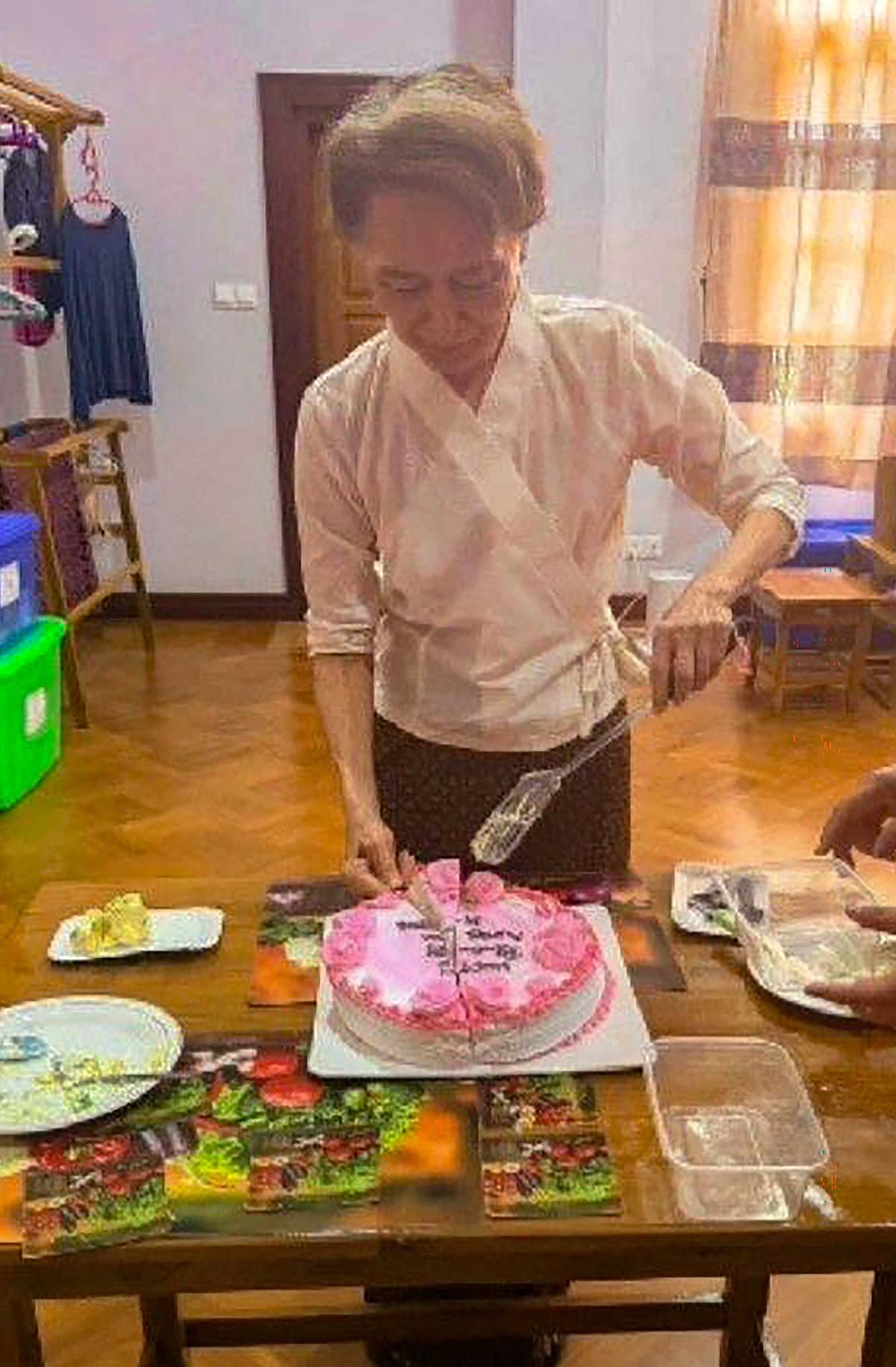 Aung San Suu Kyi Muncul Setelah Bertahun Tahun Tak Terlihat