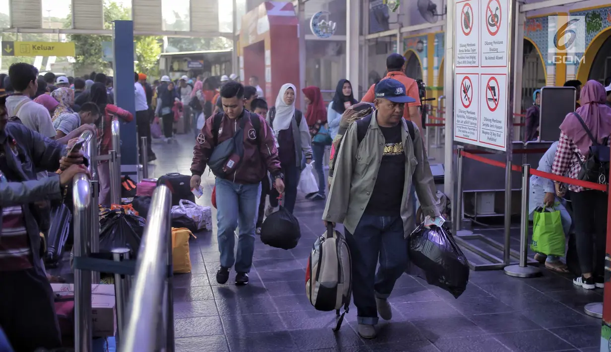 Sejumlah pemudik memasuki pintu keberangkatan Stasiun Pasar Senen, Jakarta, Selasa (12/6). Pada H-3 Lebaran, sebanyak 25.295 pemudik berangkat ke berbagai daerah di Pulau Jawa melalui Stasiun Pasar Senen. (Liputan6.com/Faizal Fanani)