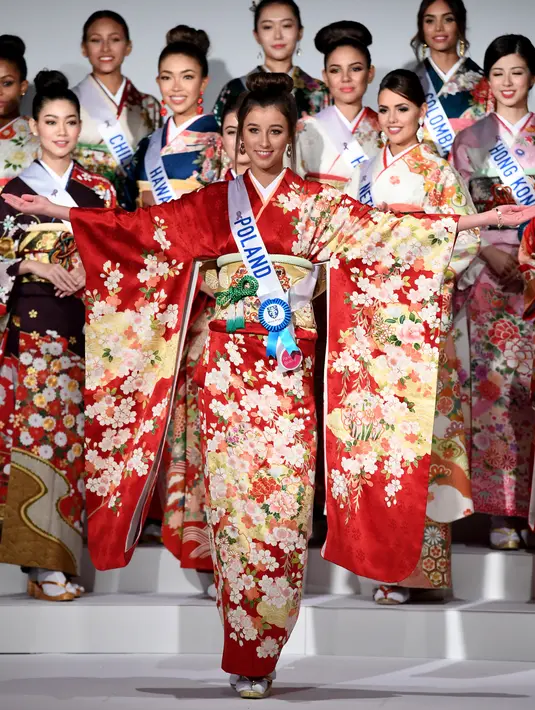 Miss Polandia, Paulina Maziarz berpose mengenakan baju tradisional Kimono saat konferensi pers Miss International Beauty Pageant di Tokyo (27/10). Final Miss International Beauty Pageant ke-57 diadakan pada 14 November mendatang. (Toshifumi KITAMURA/AFP)
