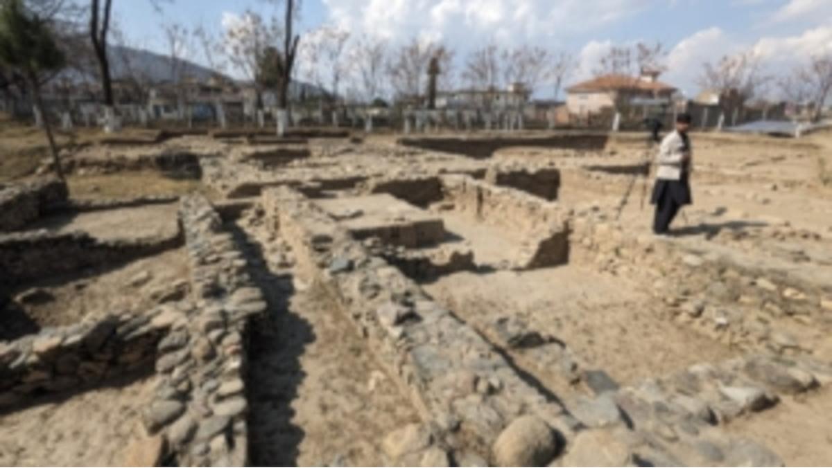 Arkeolog Temukan Koleksi Artefak Berusia 2.000 di Situs Buddha, Ada Koin Sampai Jimat Berbentuk Kaki