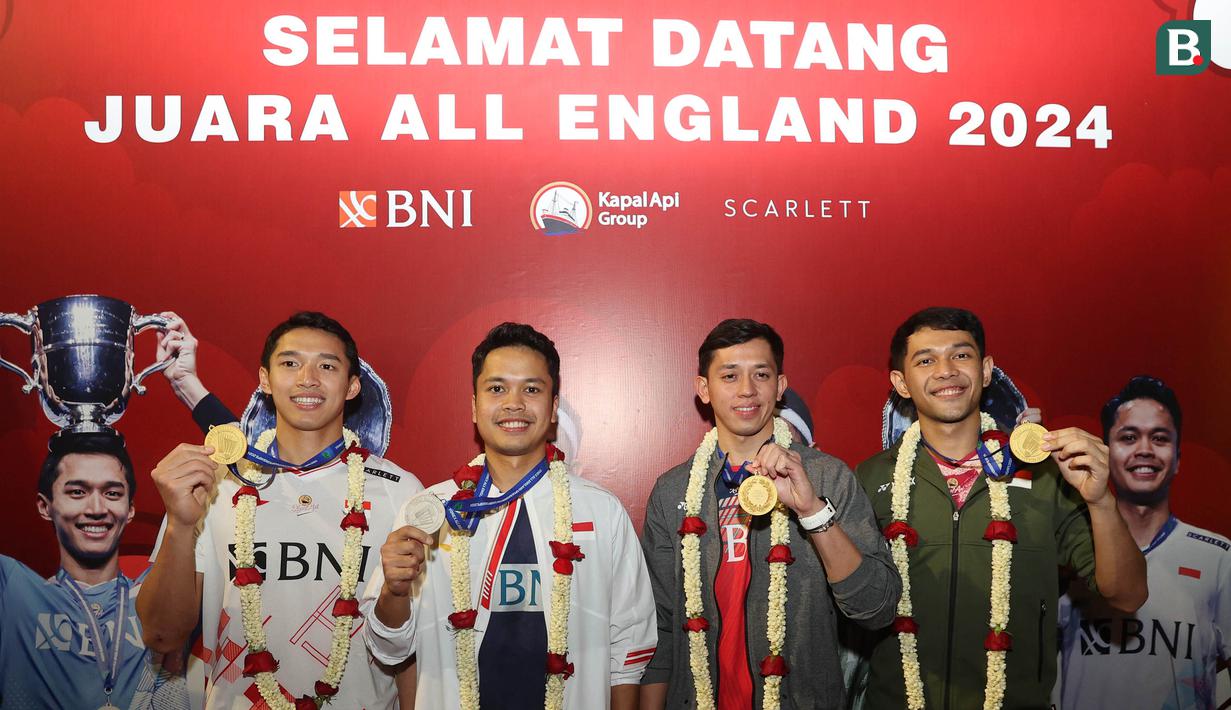 Skuad bulu tangkis Indonesia yang baru saja berlaga di All England 2024, termasuk juara dan runner-up tunggal putra, Jonatan Christie dan Antony Sinisuka Ginting serta juara ganda putra, pasangan Fajar Alfian/Muhammad Rian Ardianto  tiba di Bandara Soekarno Hatta, Senin (18/3/2024) malam WIB. Mereka disambut meriah oleh ratusan badminton lovers Indonesia yang telah menunggu di Terminal 3 Bandara Soetta. Hadir pula dalam acara penyambutan tersebut, Sekjen PP PBSI sekaligus Ketua Tim Pokja PBSI untuk Olimpiade Paris 2024, Muhammad Fadil Imran, Menpora RI, Dito Ariotedjo dan Chef de Mission Olimpiade Paris 2024, Anindya Novyan Bakrie. (Bola.com/M Iqbal Ichsan)